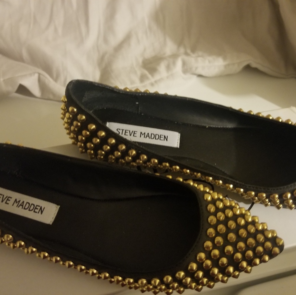Steve Madden black & gold flats